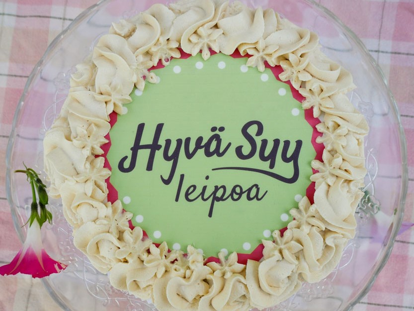 Blogin nimikkotäytekakku, pieni mutta täyttä tavaraa