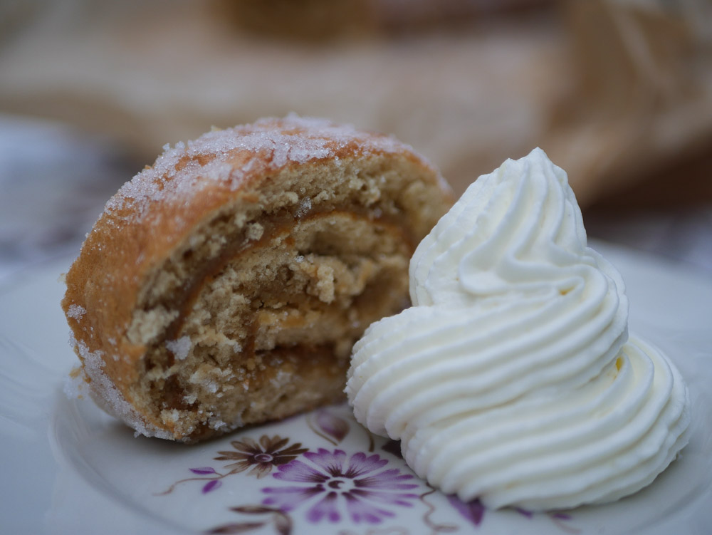 Kinuskikääretorttu ja päärynävaahto